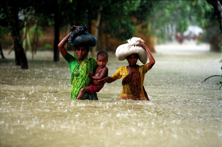 Mensen in Bangladesh zoeken een goed heenkomen na overstromingen.