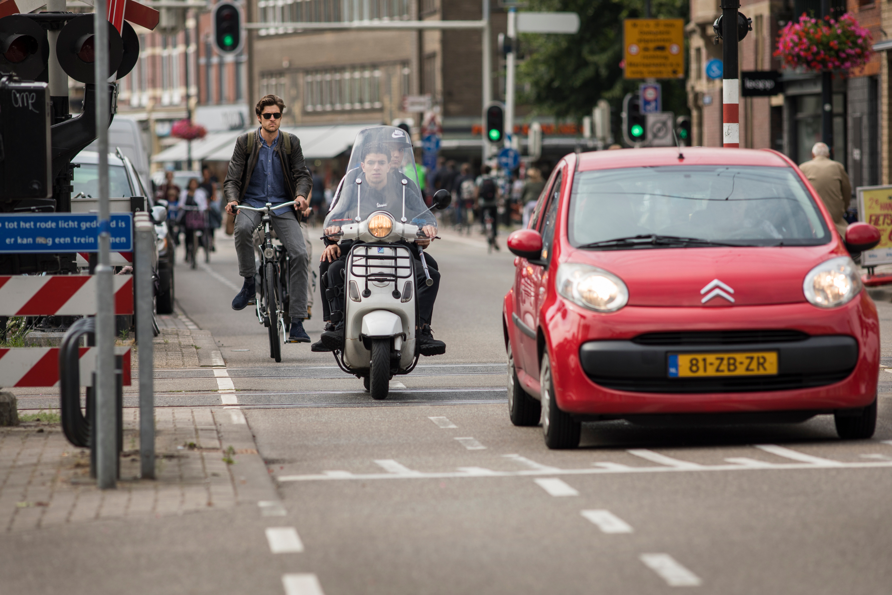 Amsterdamse scooter van fietspad af — Milieudefensie