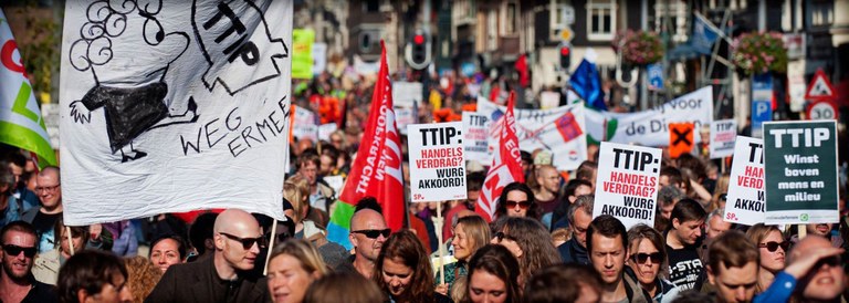   7000 mensen demonstreren tegen TTIP in Amsterdam.