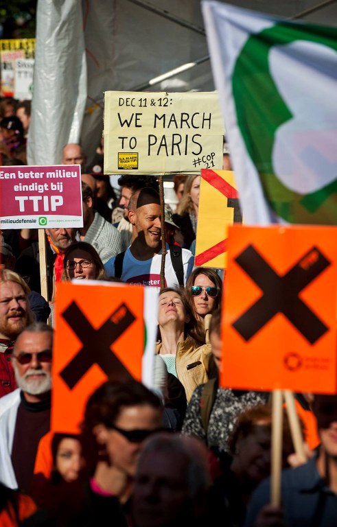   7000 mensen demonstreren tegen TTIP in Amsterdam.