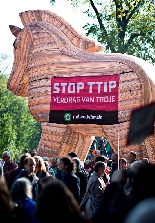   7000 mensen demonstreren tegen TTIP in Amsterdam.