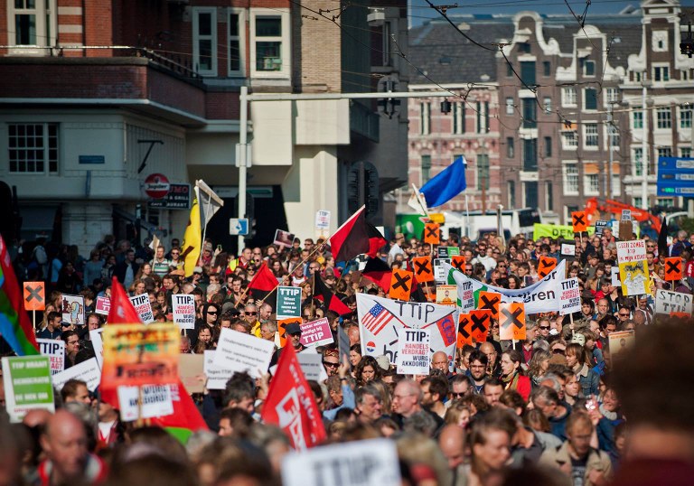   7000 mensen demonstreren tegen TTIP in Amsterdam.