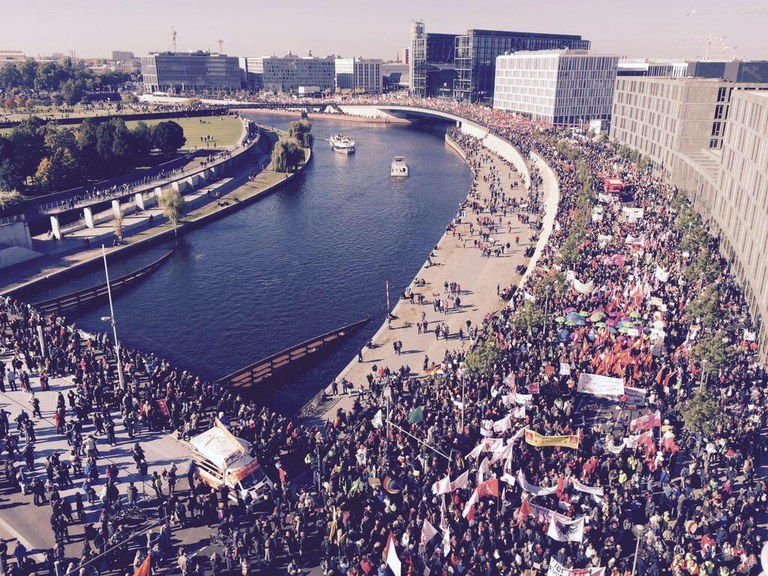 7000 mensen demonstreren tegen TTIP in Amsterdam.